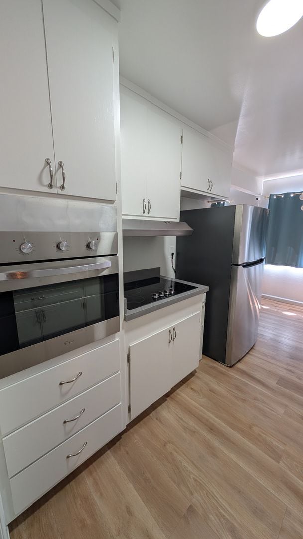 Building Photo - Modern Top Floor Condo, Newly Remodeled -U...