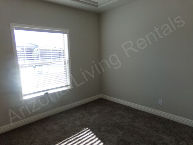 Building Photo - GORGEOUS 3 BEDROOM 2 BATHROOM HOME