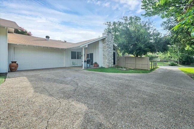 Building Photo - 8800 Willowick Dr