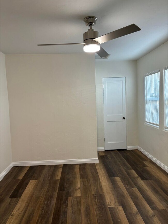 Building Photo - Beautifully renovated 2 bedroom 2 bath home w/ all utilities included!