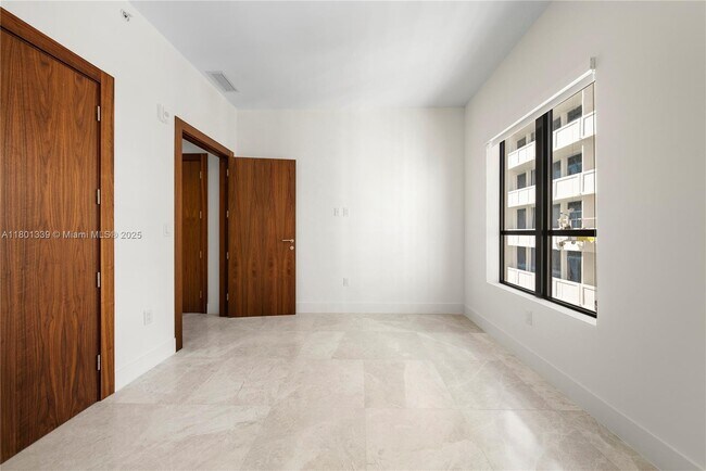 Building Photo - 701 Valencia Ave