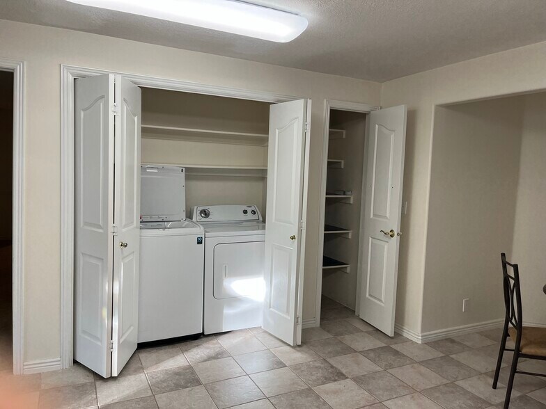 Building Photo - 1126 Heather Cir