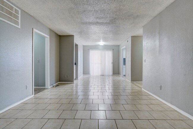 Building Photo - 3 bed 2 bath duplex in Midwest City