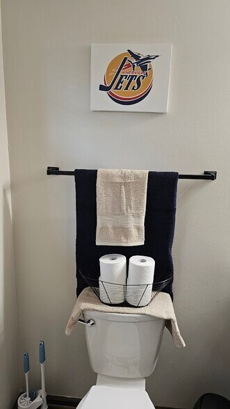 Building Photo - 2406 Roxbury Rd