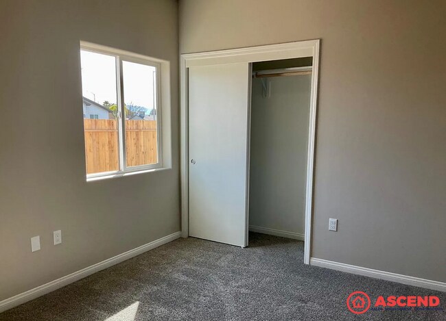 Building Photo - Spacious 4-Bedroom, 2-Bath Home with Fireplace, Garage & Full Appliances — No Pets