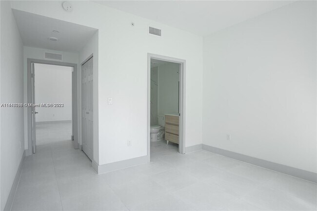 Building Photo - 519 SW 5th Ave