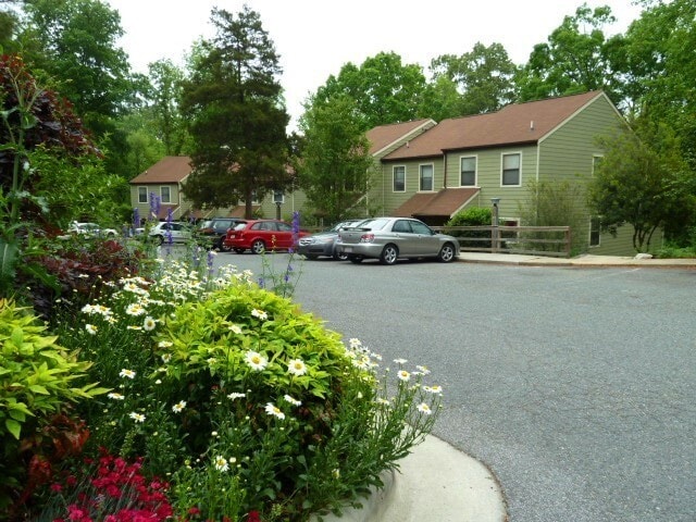 Building Photo - Nice 2br townhome in quiet neighborhood, r...