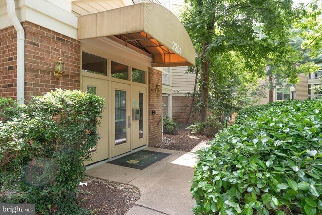 Building Photo - 2204 Westcourt Ln