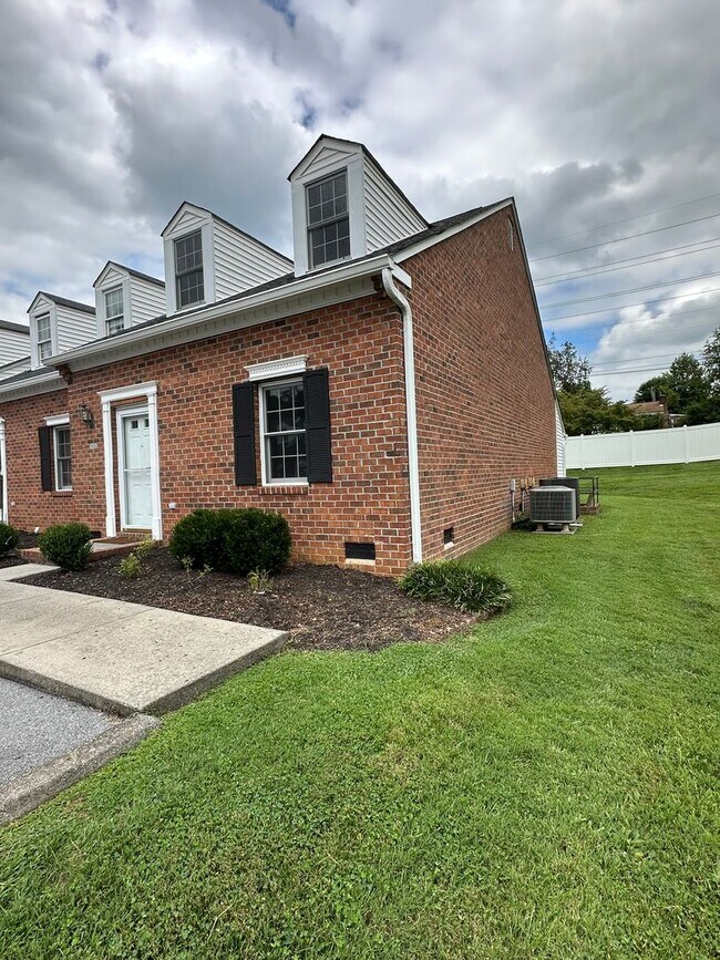 Building Photo - 2 Bedroom / 2 Bath Brick Condo - Bristol, TN