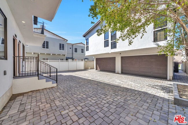 Building Photo - 1022 Masselin Ave