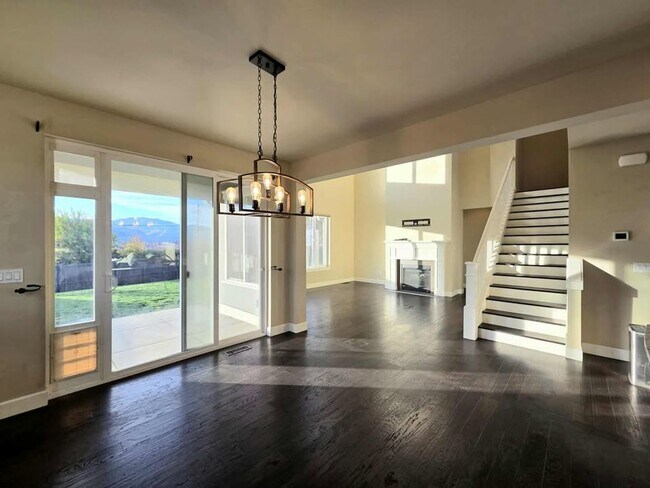 Building Photo - Large 3 bedroom, 3 bath newer build in sought after East Wenatchee neighborhood!