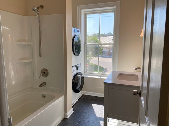 Building Photo - 13 John St