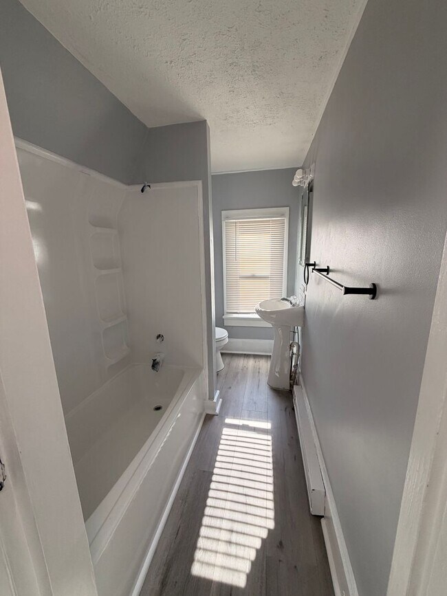 Building Photo - 2 bedroom available for a move right away!