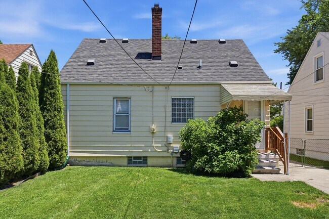 Building Photo - 3432 Woodside St