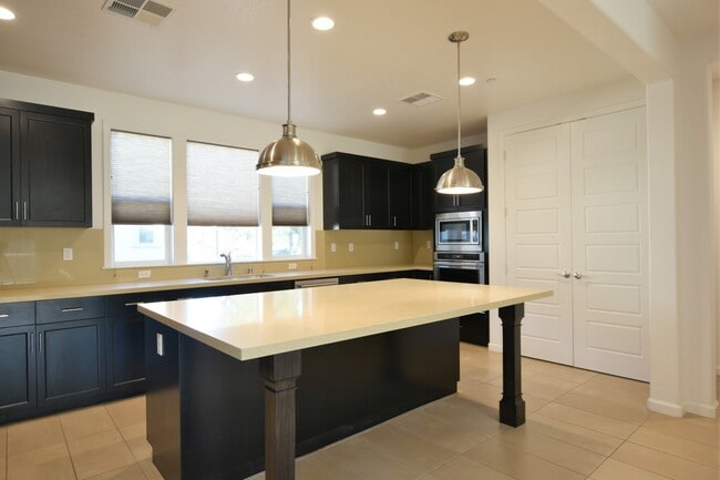Building Photo - Gorgeous Modern 4 Bedroom 3.5 Bath in Stel...