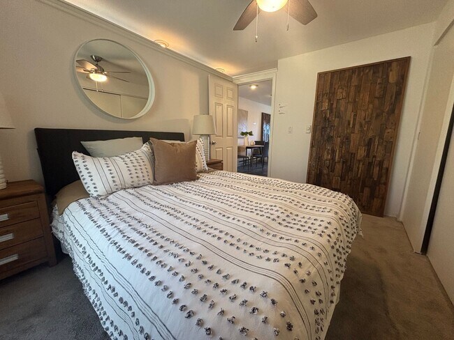 Building Photo - Queen Anne Gem with Private Balcony & Cozy...