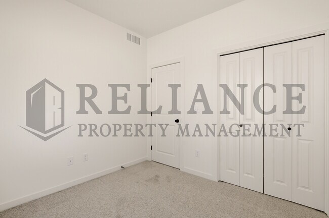 Building Photo - 5240 N Pinecrest Ct