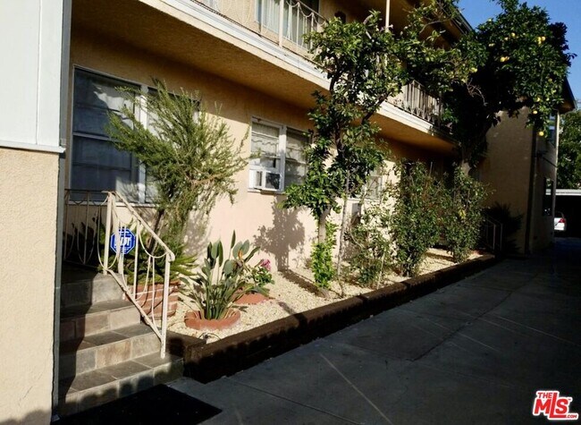 Building Photo - 828 N Alta Vista Blvd