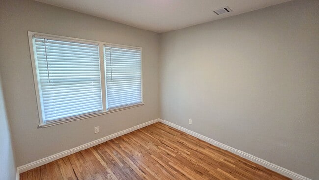 Building Photo - Beautiful 3 Bed 1 Bath House With Double Garage Available Now!