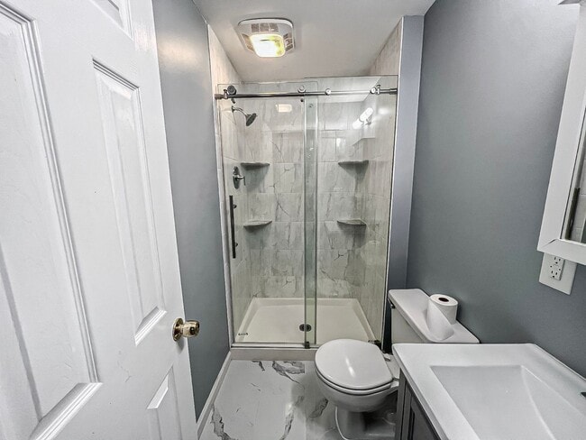 Building Photo - Magnificent 5 Bed 3 Bath Colonial Home Sit...