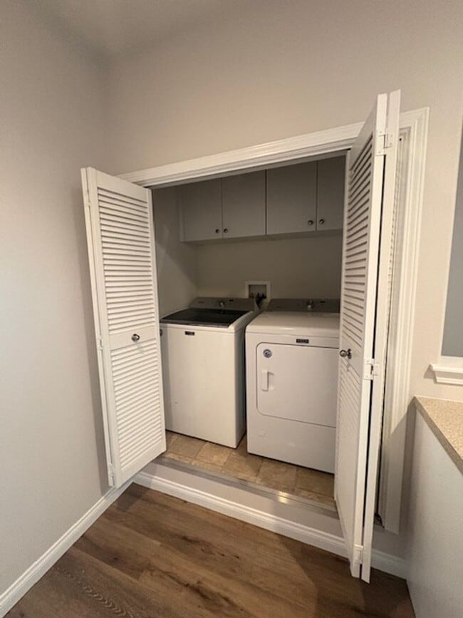 Building Photo - 824 Lawrence Dr