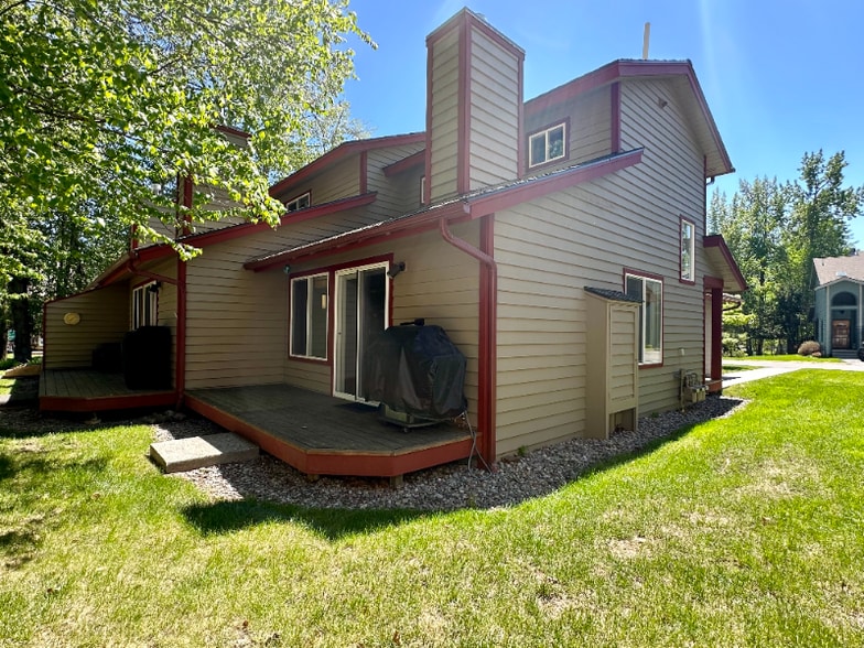 Building Photo - 1750 E Lakeshore Dr