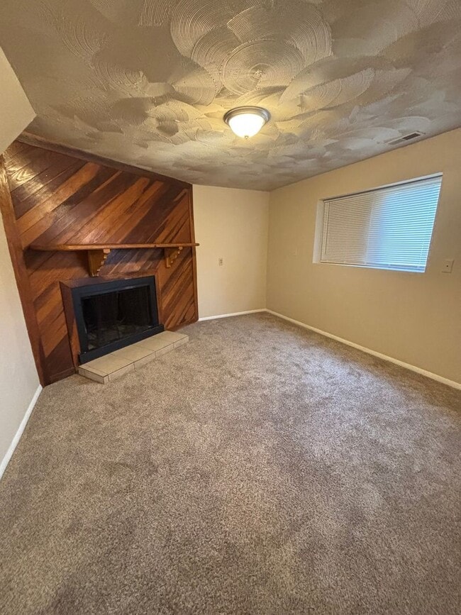 Building Photo - 3 Bed 1 Bath Home near Aeroplaza and Power...