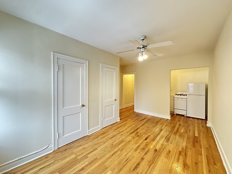 Building Photo - 513 W Wellington Ave