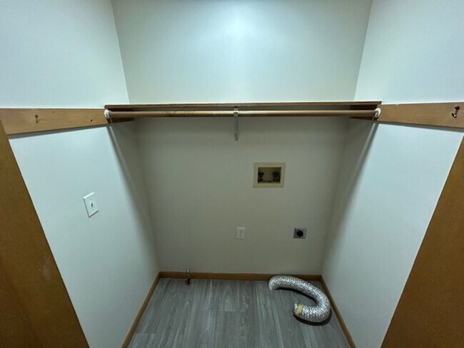 Building Photo - 2 bedroom 1.5 bath TOWNHOUSE with double private balconies and private view of the woods!