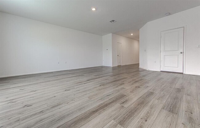 Building Photo - 2704 Shimsham Dr