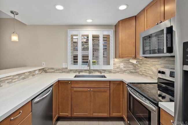 Building Photo - "Chic La Jolla 1BR Retreat: Spacious 710 S...