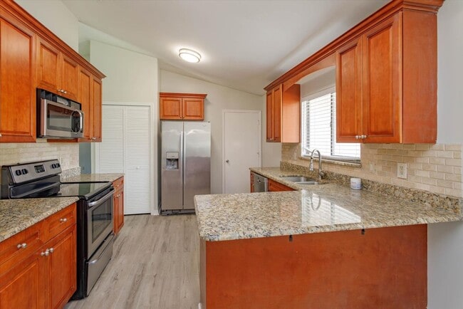Building Photo - Gorgeous Single Family