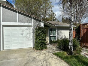 Building Photo - Lovely 2 bed 1 bath!