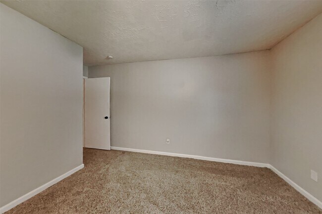 Building Photo - 14227 Bella Dr