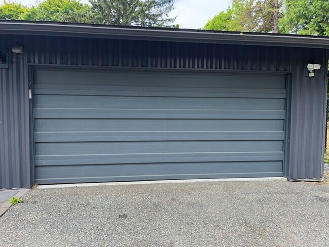 Building Photo - Wonderful Spacious 3-Bedroom 3 Bath with Over an Acre of Land with a Private Gate!