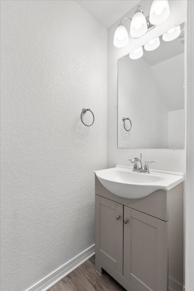 Building Photo - Spacious 4-Bedroom Townhome