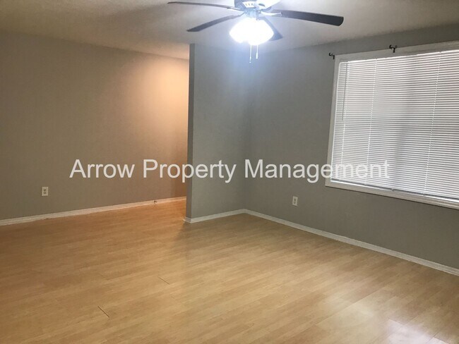 Building Photo - Great 2 Bedroom Townhome on Quiet Dead-End Street!