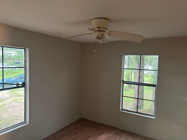 Building Photo - 206 Tropicaire St