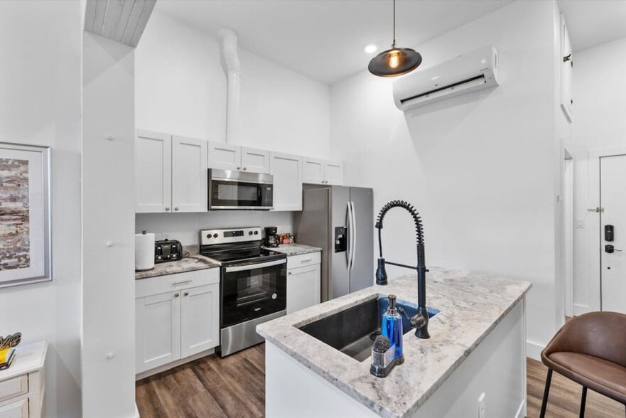 Building Photo - 18 W Elder St