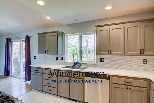 Building Photo - Modern 4 bed 2.5 Bath Home