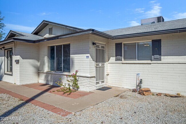 Building Photo - 110 W Del Rio Dr