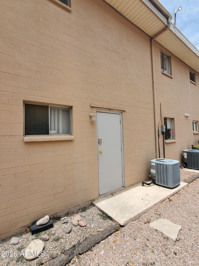 Building Photo - 6824 E 2nd St