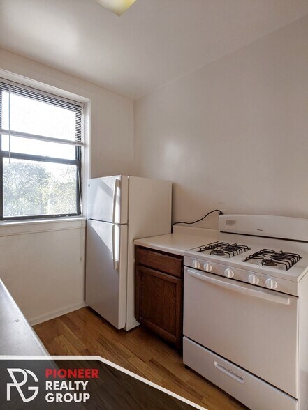 Building Photo - 822 W Waveland Ave