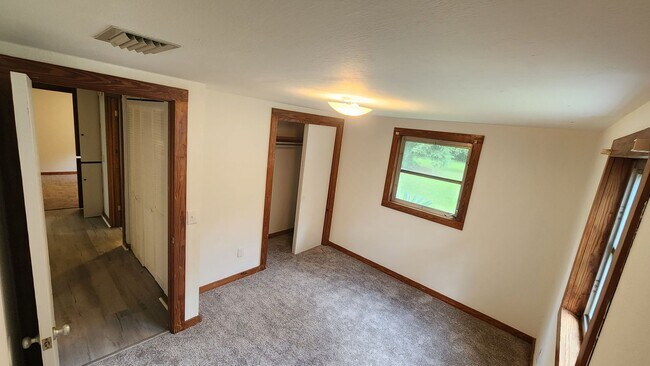 Building Photo - 3 Bedroom 1 Bathroom House