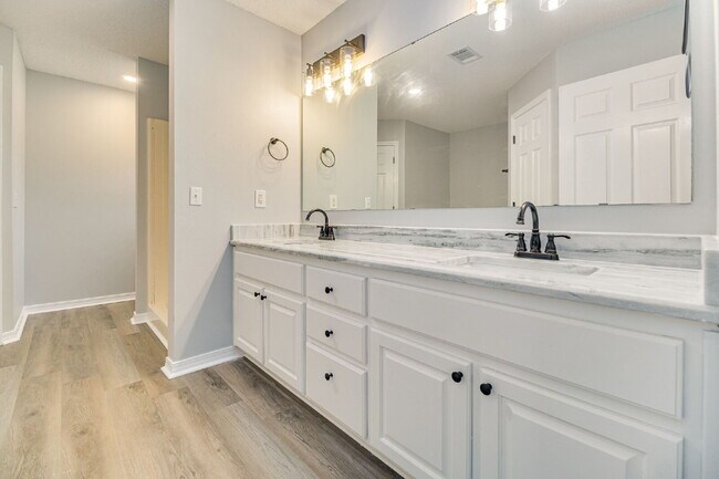 Building Photo - Beautiful property in highly desirable Lilian Woods Subdivision!