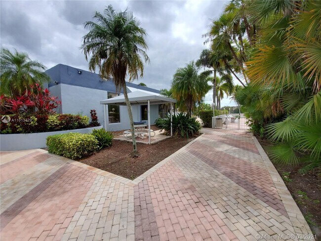 Building Photo - 9363 Fontainebleau Blvd