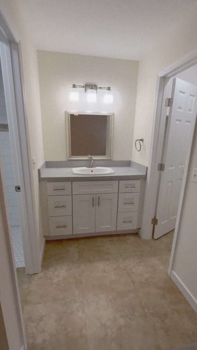 Building Photo - 121 Springwind Way