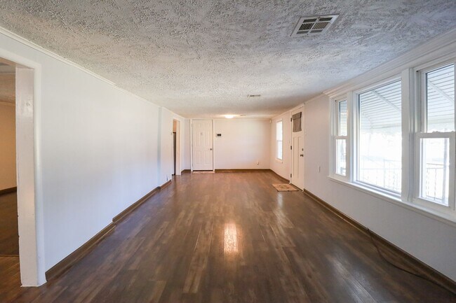 Building Photo - 4 Bed | 1.5 Bath in North Tulsa!