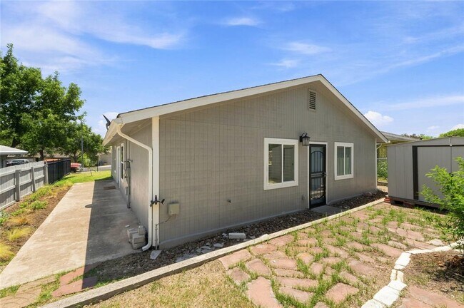 Building Photo - 7000 Shannon Dr