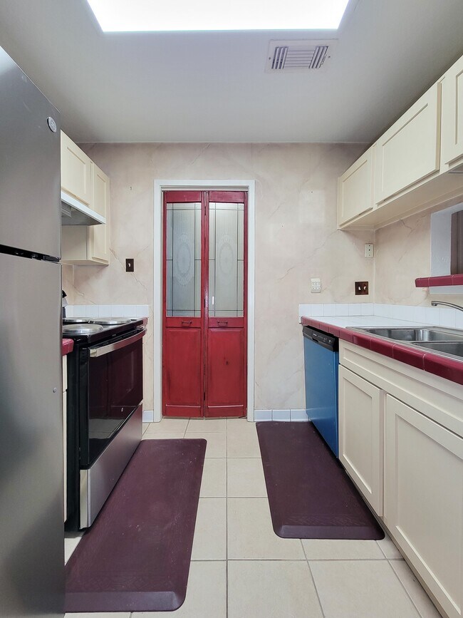 Building Photo - 418 Garland Dr